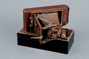 Subasta N.502 – Noviembre 2013. Cámara Kodak 1A Gift. Modelo Especial de regalo. Fabricada en 1930. (Lote n. 893). Foto: Durán Arte y Subastas.