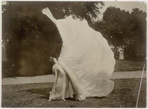 Atribuida a Harry C. Ellis. Loïe Fuller dansant dans un parc, entre 1900 y 1928. Paris, musée d’Orsay. © RMN-Grand Palais (musée d'Orsay) / Hervé. Lewandowski. Cortesía: La Casa Encendida. 