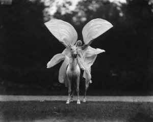 Thérèze Rentz baila "La Loïe Füller a caballo" en el  Cirque Molier. Reimpresión de una fotografía de Louis-Jean Delton (Hijo), 1904. Archives Hermés. Cortesía: La Casa Encendida.