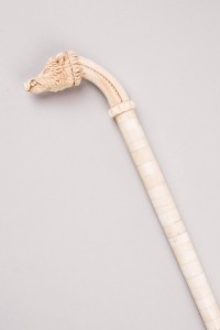 Subasta 509 – Junio 2014. Lote n. 557: Bastón con vara y empuñadura de marfil, minuciosamente tallada con cabeza de jabalí. Foto: Durán Arte y Subastas.