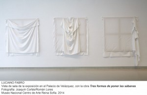 Vista exposición Luciano Fabro, Tres formas de poner las sábanas, MNCARS, Madrid, 2015.