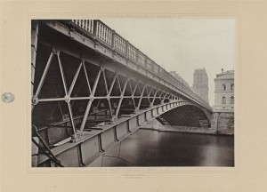 Le pont d’Arcole, 1883. Mirar la arquitectura: fotografía monumental en el siglo XIX. BNE. Madrid, 2015.