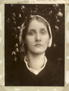 Julia Margaret Cameron. Mrs. Herbert Duckworth (1872). Fundación Mapfre, Madrid, 2016.