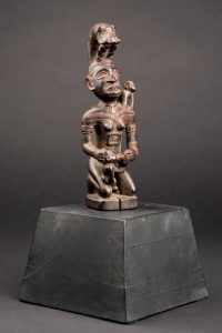 Lote 701, Subasta 544, Figura mitológica, Cabinda, Angola. Mayo 2017. Durán Arte y Subastas.